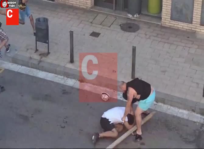 Video :When he refused to relinquish his phone to riffraff, one person was assassinated in Spain
